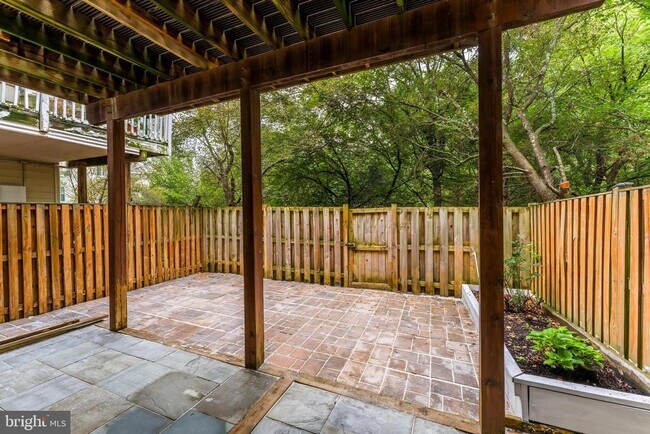 Building Photo - 43619 Pickett Corner Terrace