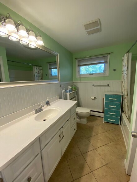 Full Bathroom - 110 Dobson St