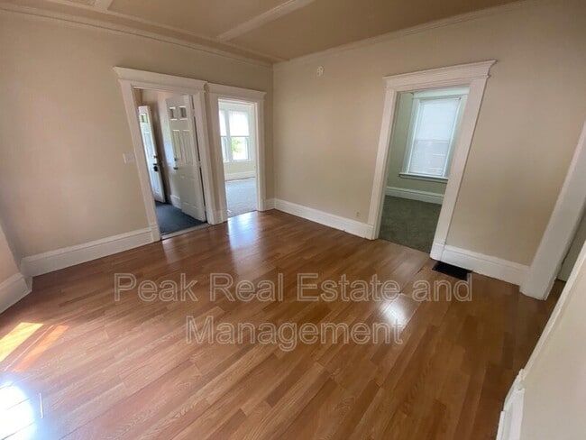 Building Photo - 855 Alexander St SE