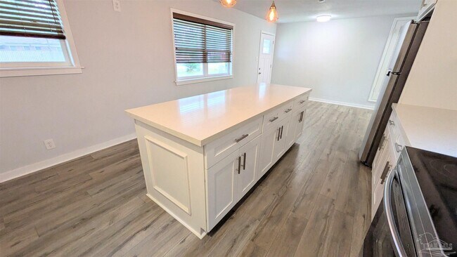 Building Photo - 5912 Sarah Dr