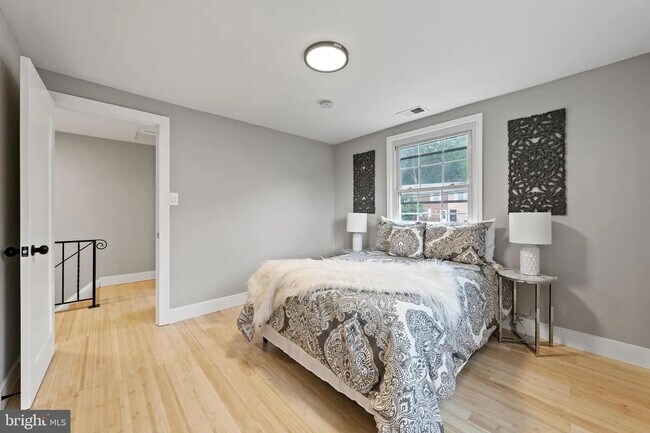 Building Photo - 28 Kennedy St