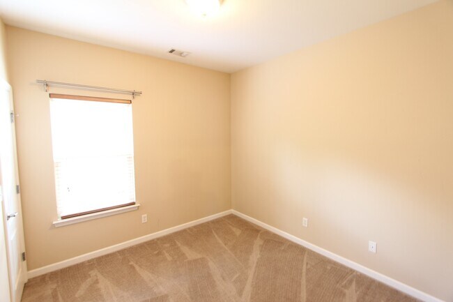 Building Photo - 222 Oxmoor Pl