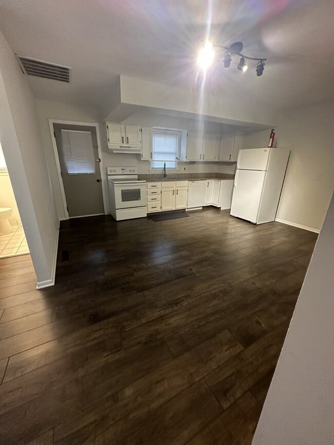 Kitchen - 1682 Park Rd