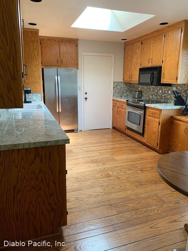 Building Photo - 4 br, 2 bath House - 155 Hall Drive