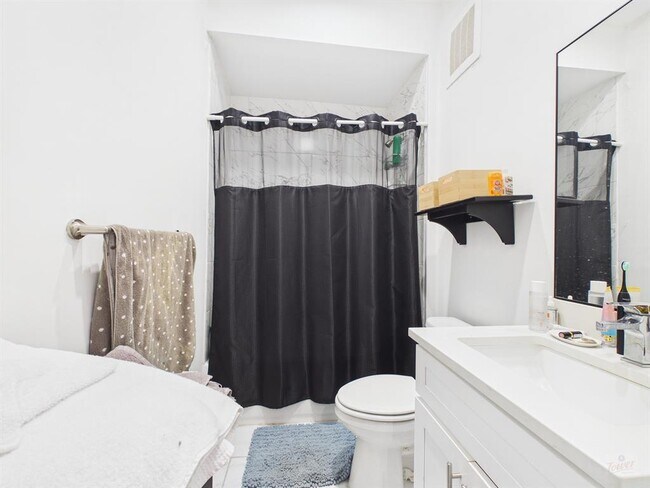 Building Photo - 1010 W 26th St