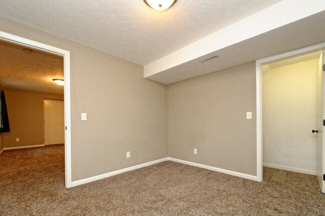 Building Photo - 4 Bedroom / 2 Bath Home Available Now!