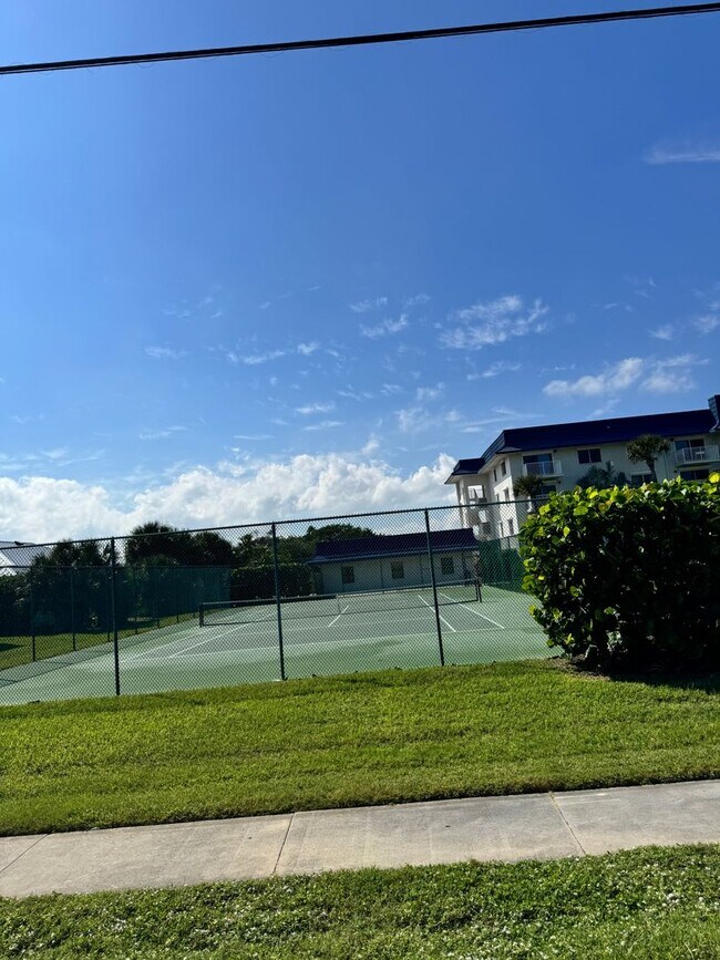 Building Photo - Live the ultimate beachside lifestyle!