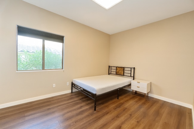 Building Photo - 916 E Bob Barney Ct