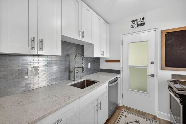 Building Photo - 2555 NE 11th St