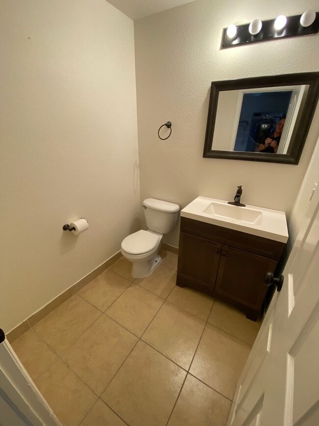 Building Photo - 3 bedroom 2 bathroom duplex in Englewood