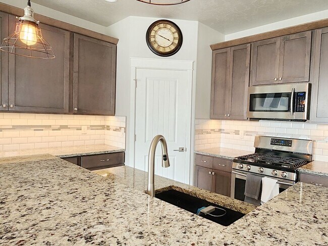 Building Photo - Home Sweet Home! Won't last long!