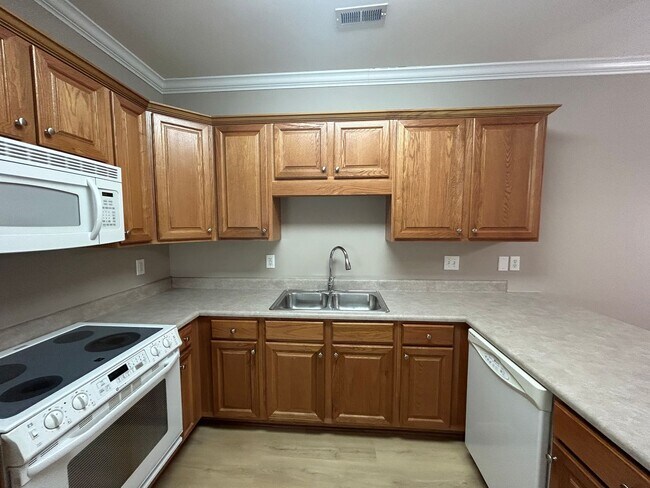 Building Photo - Freshly Renovated 2-Bed, 2-Bath Home