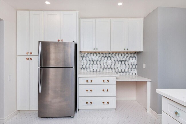 Building Photo - Beautifully renovated upstairs unit in South Mission Hills!  A MUST-SEE!