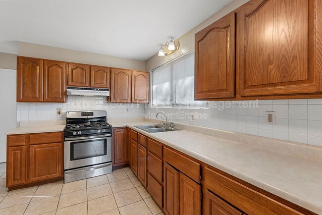 Building Photo - 560 Falcon Dr