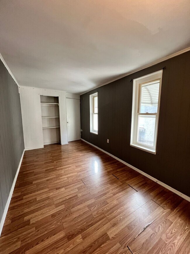 Building Photo - 3 Bedroom 1 Bath Home Available For Rent