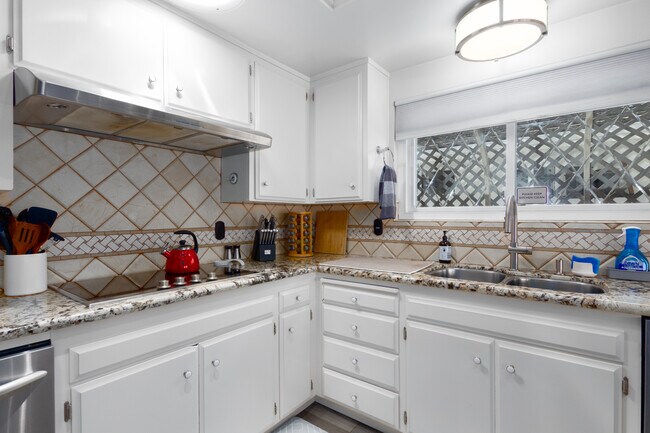 Building Photo - 1408 La Plaza Dr