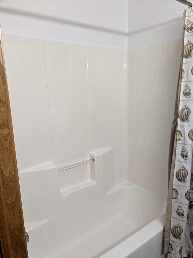 Bathtub - 305 E Lawler Ave