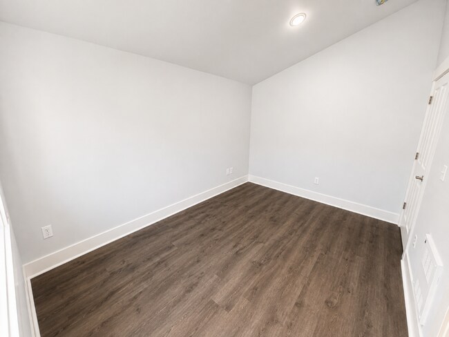 Building Photo - 9215 Roosevelt Way NE