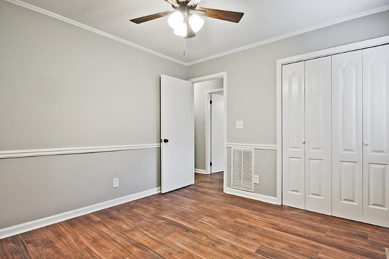Building Photo - 212 Lakeshore Dr