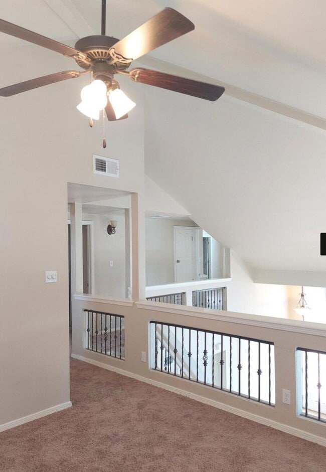 Building Photo - 3 bedroom 2 bathroom beautiful rental ! Available November