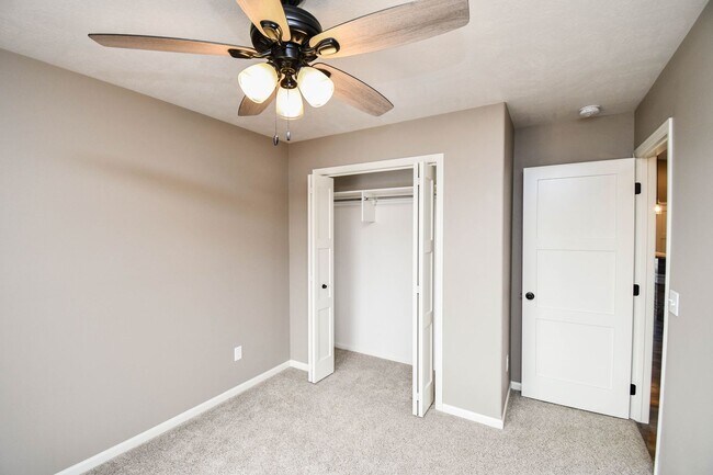Building Photo - 5 Bedroom 3 Bathroom Single Family Home North Sioux Falls!