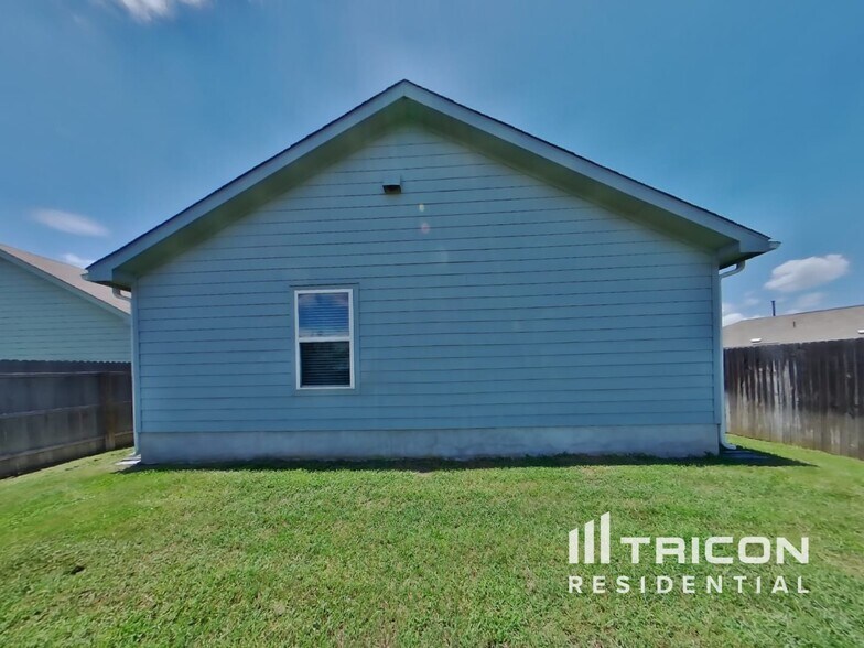 Building Photo - 8730 Segura Wy