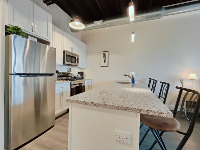 Building Photo - 212 W Roberts Ave