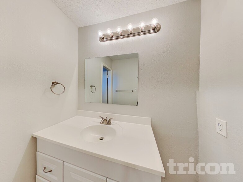 Building Photo - 14605 Otoe Dr