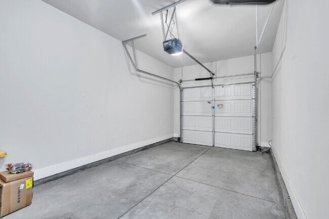 Building Photo - Stylish 3BR/2.5BA END-UNIT Townhome with Garage in Camelot Townes! $1,650/mo rent