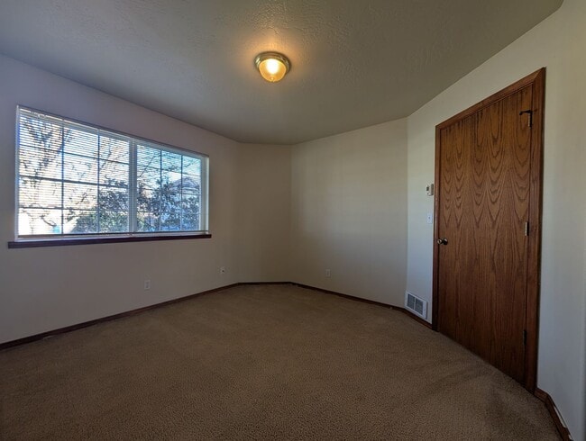 Building Photo - Spacious 2-Bedroom, 2-Bath Duplex In The River Rd Area!