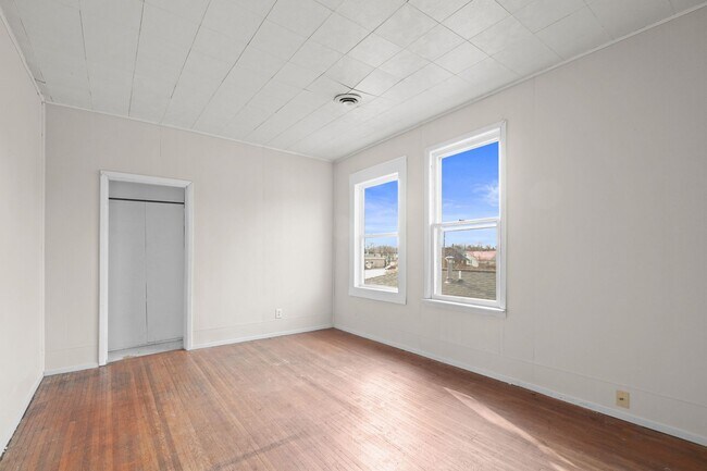 Building Photo - 131 W 13th St