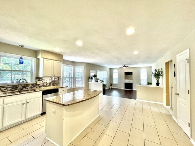 Building Photo - Beautiful large Castleton home