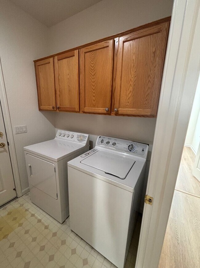 Building Photo - Large Single Level 2 Bedroom 2 Bathroom wi...