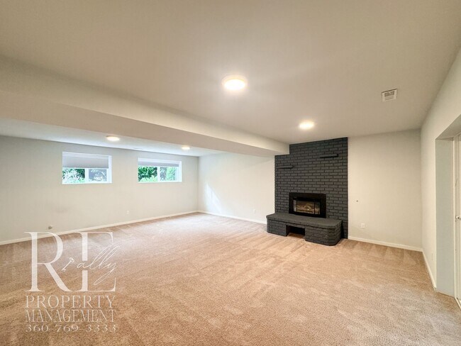 Building Photo - Modern Split-Level Home with Two Living Spaces & Expansive Yard in Port Orchard