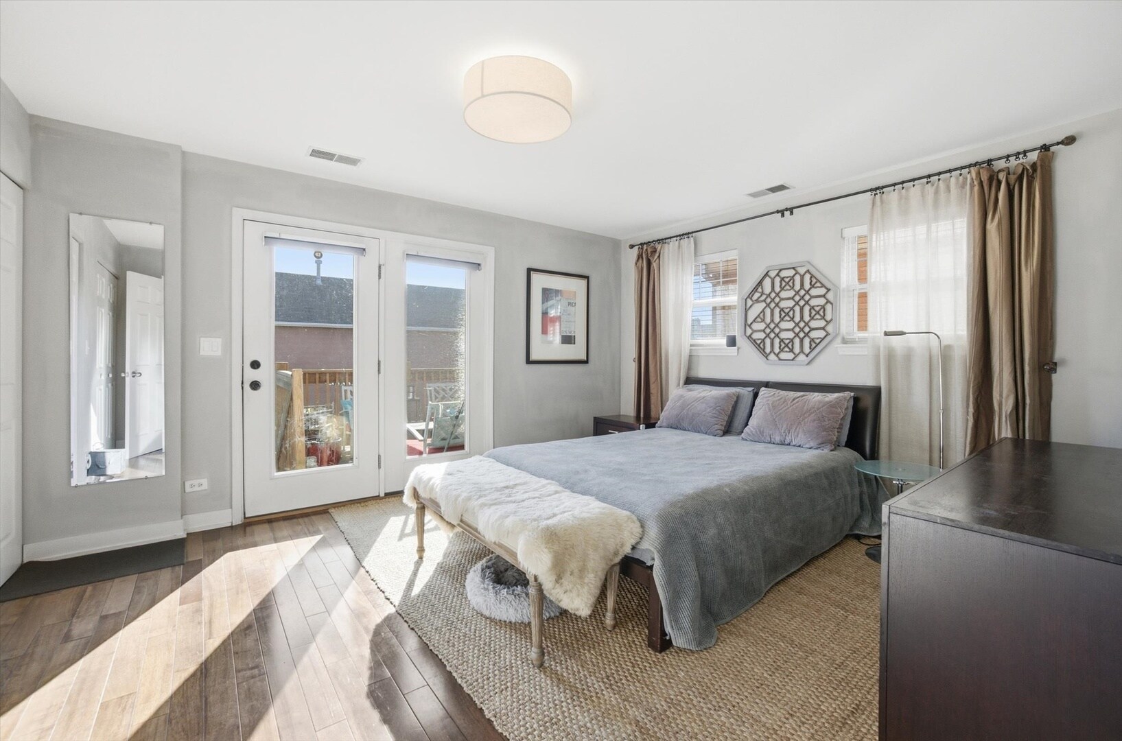 Building Photo - 639 W Elm St