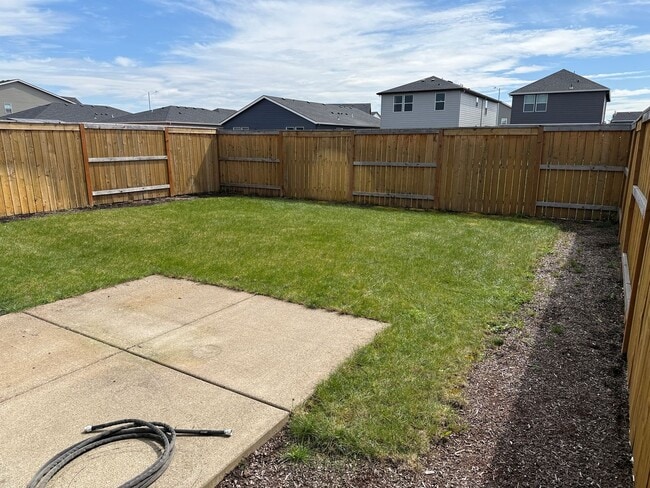 Building Photo - Newer 3 bedroom 2.5 bathroom house!