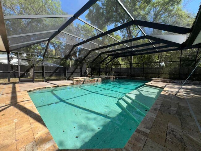 Building Photo - Gorgeous 5 Bedroom Pool Home in Ormond