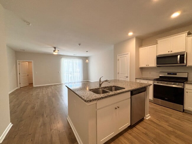 Building Photo - Beautifully Maintained Three Bedroom Townh...