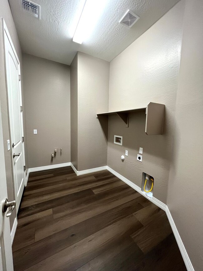 Building Photo - 3 Bedroom, 2 Bath with Office/Den Room In ...