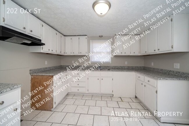 Building Photo - 202 Oak St