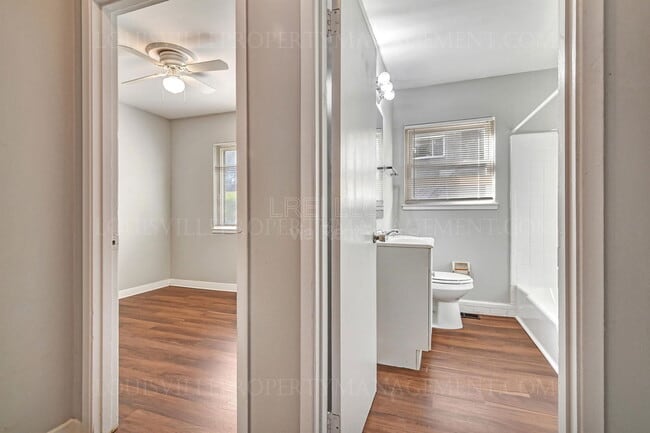 Building Photo - 2425 Lindsay Ave