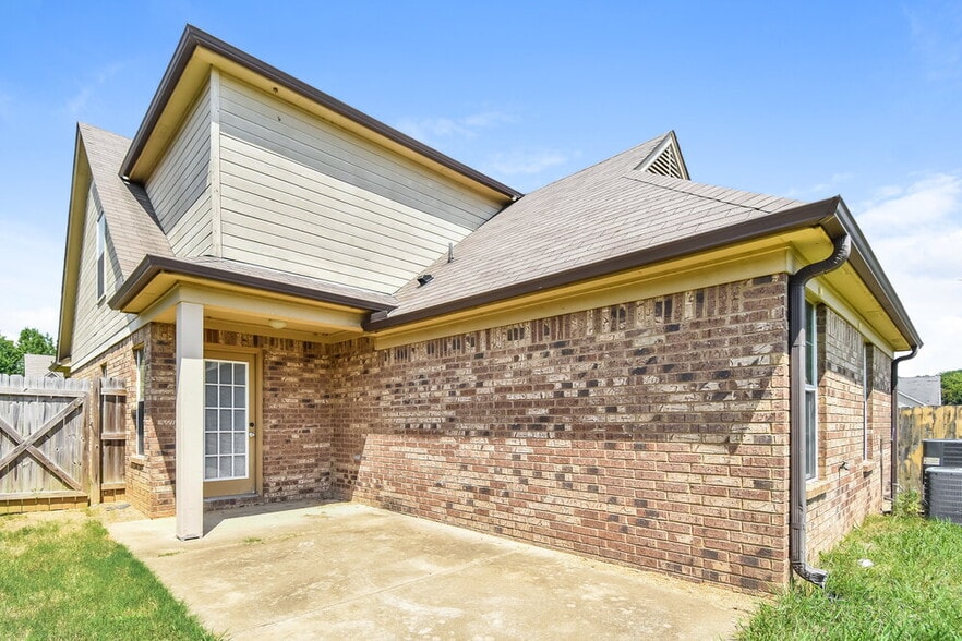Building Photo - 9849 White Poplar Dr