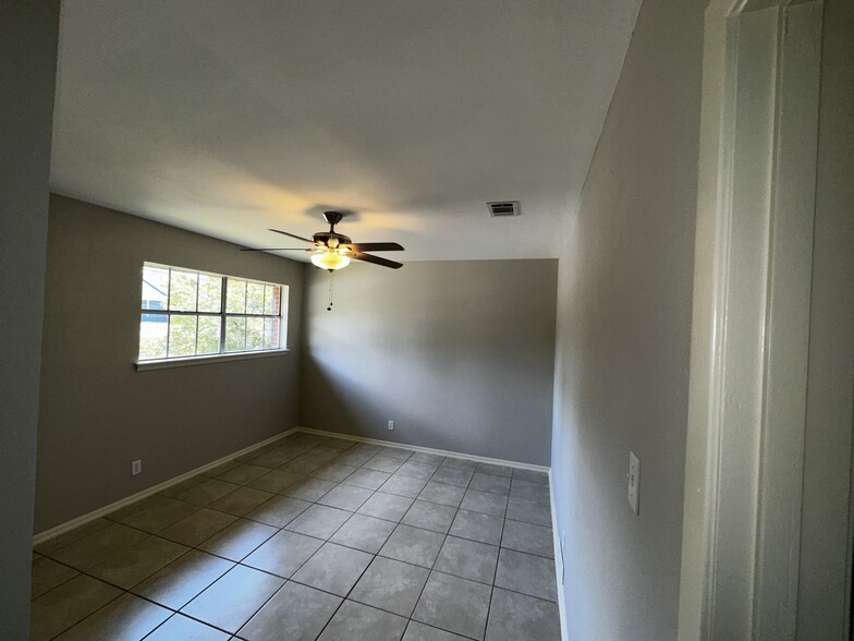 Building Photo - 2404 Parker Ln