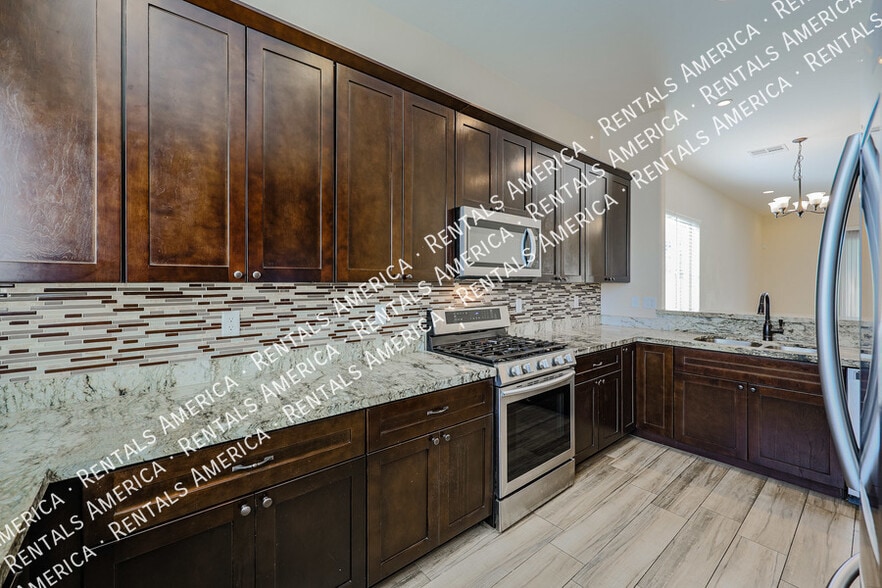 Building Photo - 2322 W Sierra Vista Dr