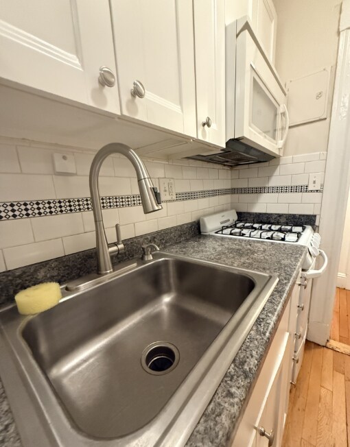 Building Photo - 394 Riverway