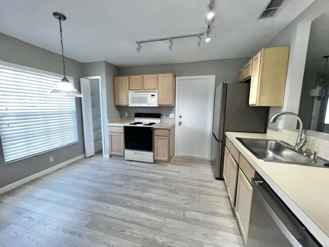 Building Photo - 2024 Donegan Pl