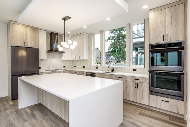 Building Photo - Edgewood Stunner