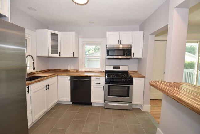 Building Photo - Near Notre Dame  2 Story 3 bedroom with 2 car garage