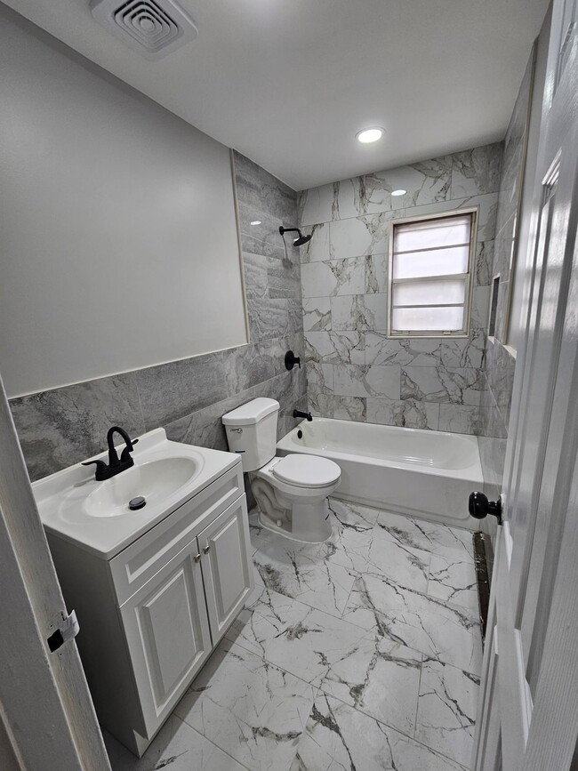52-54 W Stratford Pl 1 - 54 W Stratford Pl