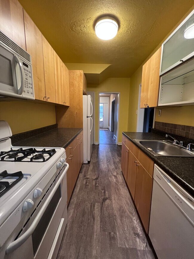 Building Photo - 2 Bedroom Townhome for Rent in the Arlingt...